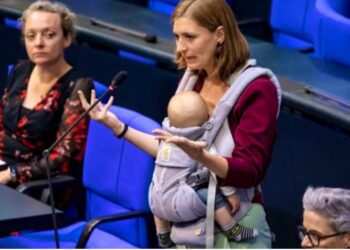 Deputetja gjermane mban fjalim me foshnjën në parlament