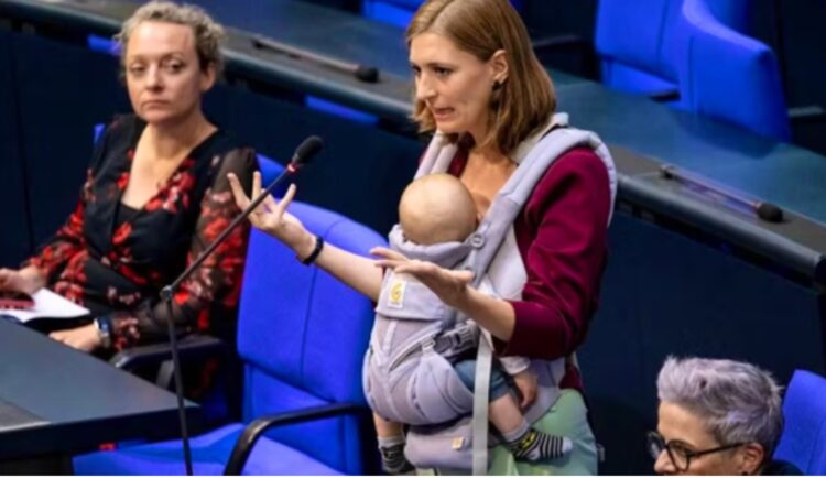 Deputetja gjermane mban fjalim me foshnjën në parlament