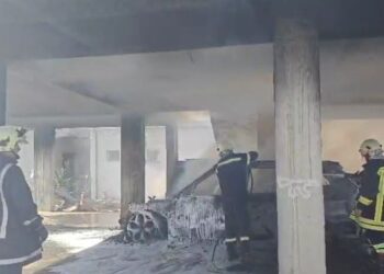 Zjarr i madh djeg katër automjete në një garazh në Spitallë