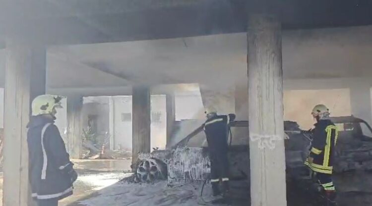 Zjarr i madh djeg katër automjete në një garazh në Spitallë