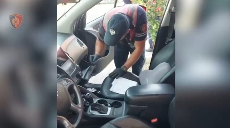 Kapet me kokainë dhe kanabis në automjet, pranga 41-vjeçarit në Vlorë
