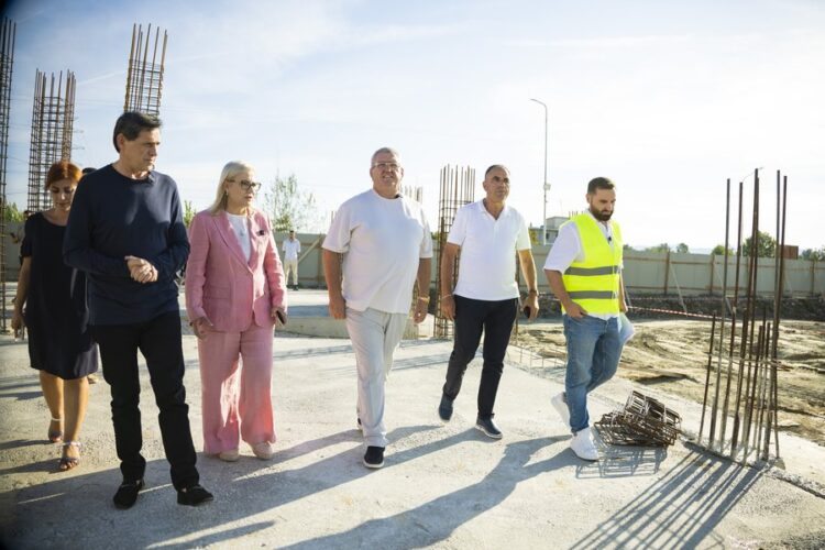 Presidenti Duka inspekton punimet në Valias: Të ndërtojmë sa më shumë terrene sportive