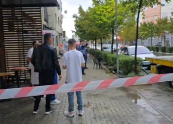 E rëndë në Durrës, shtylla elektrike e dëmtuar në rrugë i merr jetën një personi