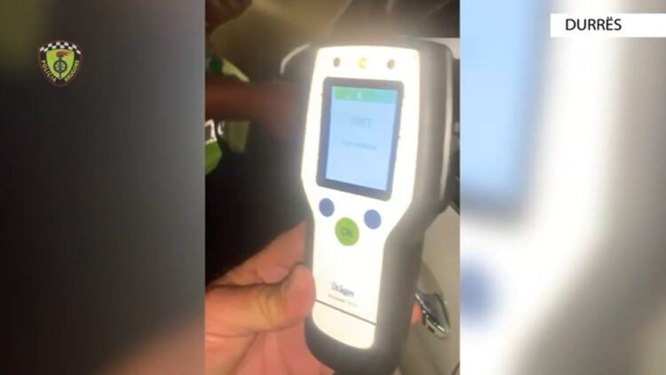 Durrës/ I dehur në timon, policët nuk ia pranojnë lekët