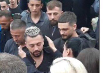 (Video) I jepet lamtumira e fundit vëllait të Gjestit, Egli Tako merr pjesë në ceremoninë e varrimit