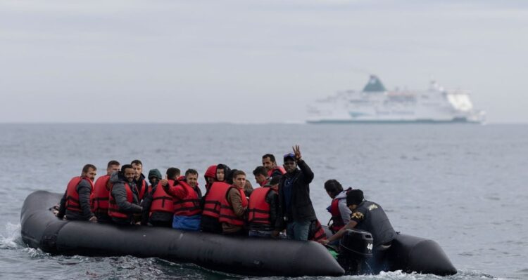 Vështirësohet marrja e shtetësisë, Anglia ashpërson masat për emigrantët