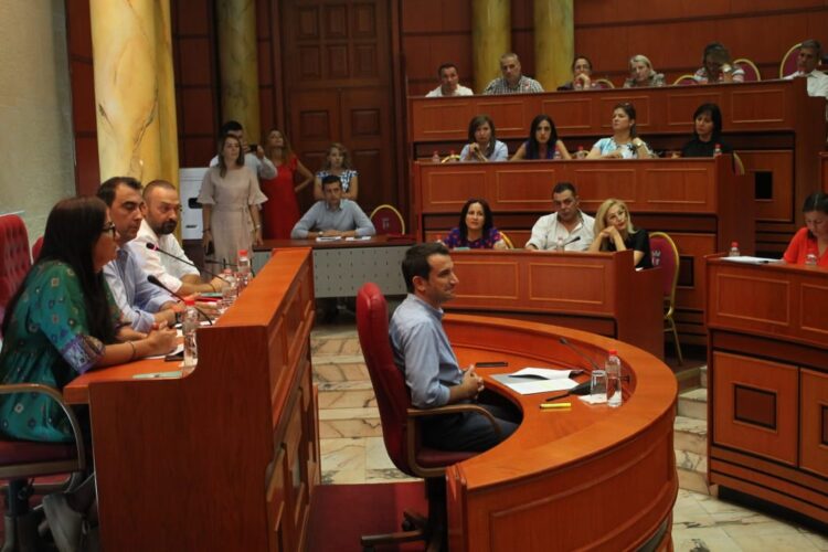 Shkarkimi i Erion Veliajt/ Anëtarët socialistë të Këshillit Bashkiak të Tiranës thirren në mbledhje në selinë e PS-së