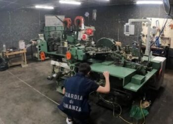 E fshehur nën tokë, zbulohet fabrika ilegale e prodhimit të cigareve në Itali