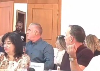 Vlorë/ I riu futet në Këshillin Bashkiak: Kam 5 vjet dhe nuk po na shpronëson asnjë – VIDEO