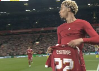 Sulmuesi i ri shënon golin e avantazhit për Liverpool, por largohet me të kuq pas festimit