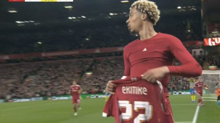 Sulmuesi i ri shënon golin e avantazhit për Liverpool, por largohet me të kuq pas festimit