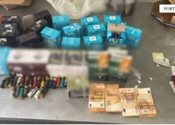 Arrestohet  në Portin e Durrësit, kapet me 1 mijë fishekë dhe 20 mijë euro të padeklaruara (Emri)