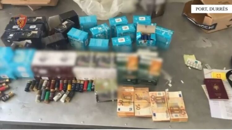 Arrestohet  në Portin e Durrësit, kapet me 1 mijë fishekë dhe 20 mijë euro të padeklaruara (Emri)