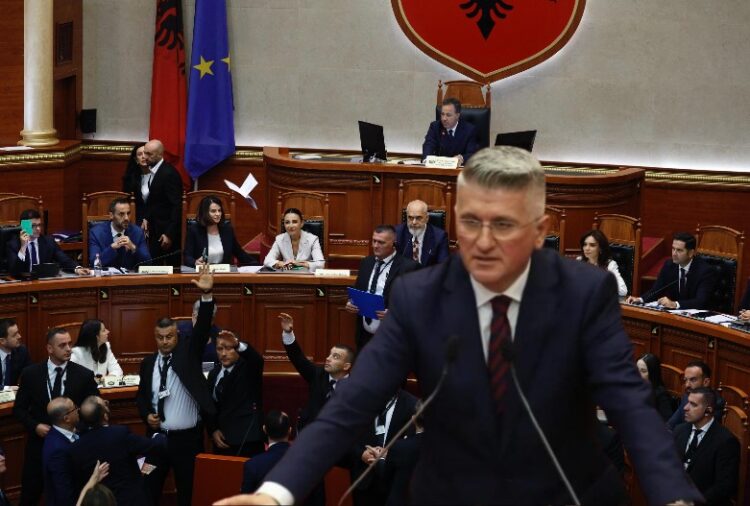 Tani na duhet një kryeministër me inteligjencë artificiale me emrin Topo Xhixho