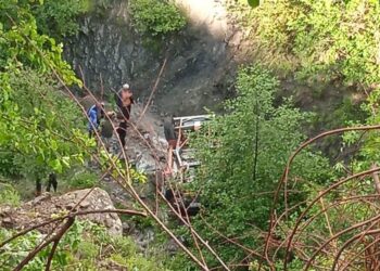 Librazhd/ Makina bie 100 m në greminë, shoferi dërgohet tek Trauma