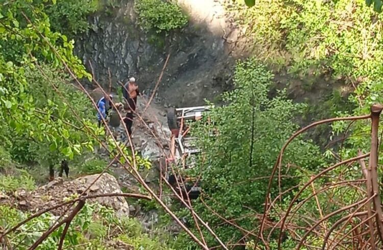 Librazhd/ Makina bie 100 m në greminë, shoferi dërgohet tek Trauma