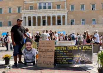 Greva e urisë para parlamentit grek, babai i shqiptarit: Të zbardhet vdekja e djalit tim!