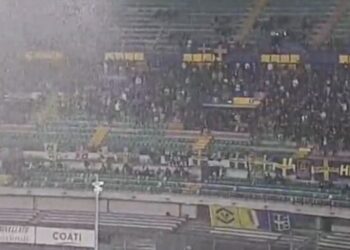 (VIDEO) Shiu i jashtëzakonshëm ndërpret ndeshjen për Kupën e Italisë