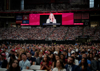 Gruaja e Charlie Kirk ngre në këmbë stadiumin në Arizona: E fal autorin që qëlloi mbi burrin tim