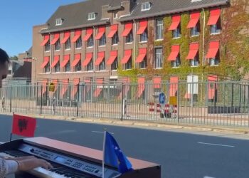 Shqiptari i Kosovës luan në piano “Marshin e UÇK-së” para Gjykatës Speciale në Hagë (Video)