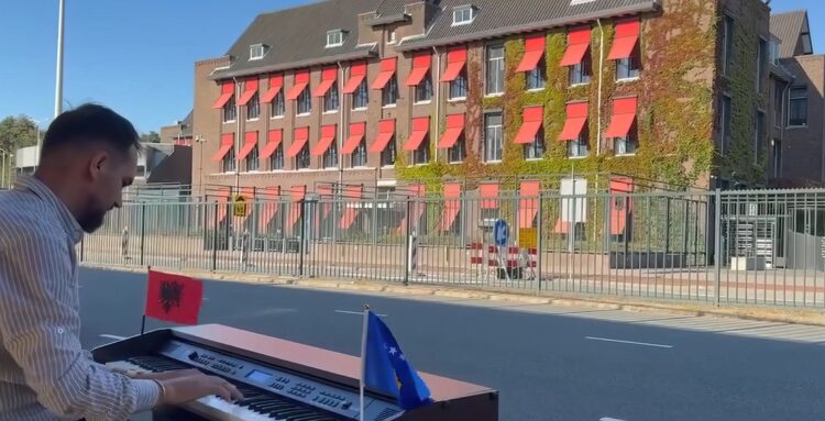 Shqiptari i Kosovës luan në piano “Marshin e UÇK-së” para Gjykatës Speciale në Hagë (Video)
