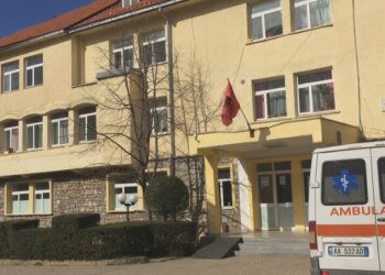 Shoferi humb jetën nga përplasja e dy makinave në Krumë, plagoset drejtuesi tjetër