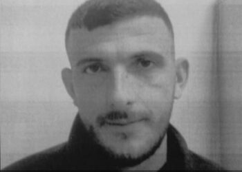 Shqiptari tmerron banorët në Greqi/ Arratiset nga burgu, plagos me thikë një vajzë dhe i vjedh 2 mijë euro