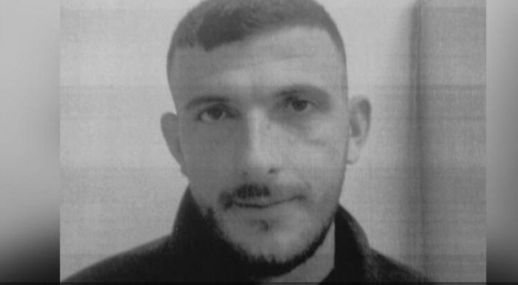 Shqiptari tmerron banorët në Greqi/ Arratiset nga burgu, plagos me thikë një vajzë dhe i vjedh 2 mijë euro