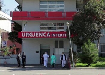 COVID rikthehet në Shqipëri – 500 raste në javë, qytetarët hezitojnë vaksinimin