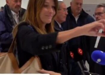 Sarkozy u dënua me 5 vite burg, Carla Bruni inatoset me gazetarët (Video)