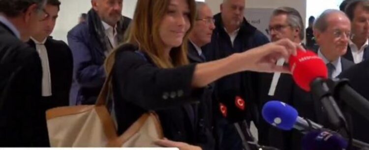Sarkozy u dënua me 5 vite burg, Carla Bruni inatoset me gazetarët (Video)