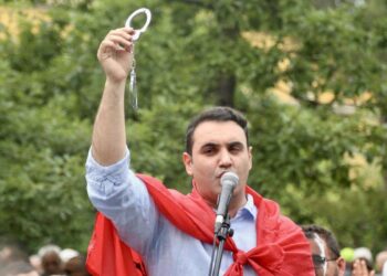 Veliaj u shkarkua, reagon Këlliçi: Selam zdromsit nga PD dhe protestuesit demokratë (Video)