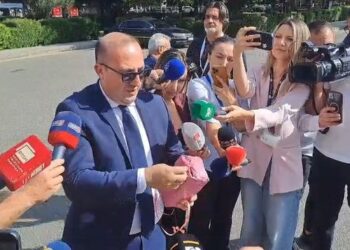 Deputeti Korreshi sjell burrin dhe pajën e “Diellës” në Kuvend: Do i kërkojmë dorën…(Video)