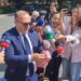 Deputeti Korreshi sjell burrin dhe pajën e “Diellës” në Kuvend: Do i kërkojmë dorën…(Video)