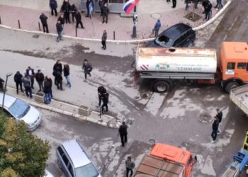 Aktakuzë për Sulm ndaj Policisë dhe Barrikada në Veri: Gjashtë të Pandehur për Granata, Armë Zjarri dhe Huliganizëm