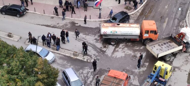 Aktakuzë për Sulm ndaj Policisë dhe Barrikada në Veri: Gjashtë të Pandehur për Granata, Armë Zjarri dhe Huliganizëm