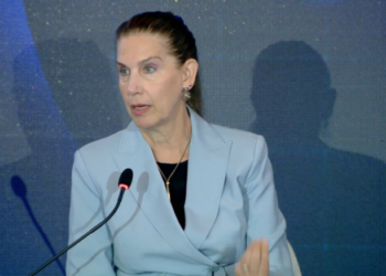 Kumbaro gajas ambasadorët: Mos qeshni! Gjirokastritët kanë nisur të mësojnë spanjisht