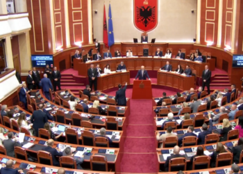 Kuvendi kthehet në teatër virtual! Rama i “jep fjalën” Diellës, opozita e quan tallje