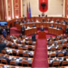 Kuvendi kthehet në teatër virtual! Rama i “jep fjalën” Diellës, opozita e quan tallje