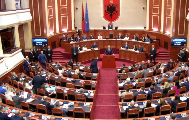 Kuvendi kthehet në teatër virtual! Rama i “jep fjalën” Diellës, opozita e quan tallje