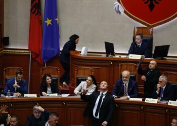 Hodhën rregulloren e Kuvendit drejt Ramës, socialistët kërkojnë ndëshkimin e deputetëve të PD