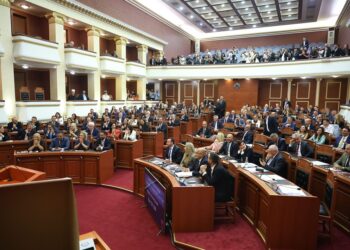 “Shumohet” opozita, me 50 deputetë, krijon tre grupe parlamentare. Legjislacion I ri e stil I vjeter për përvetësimin e fondeve