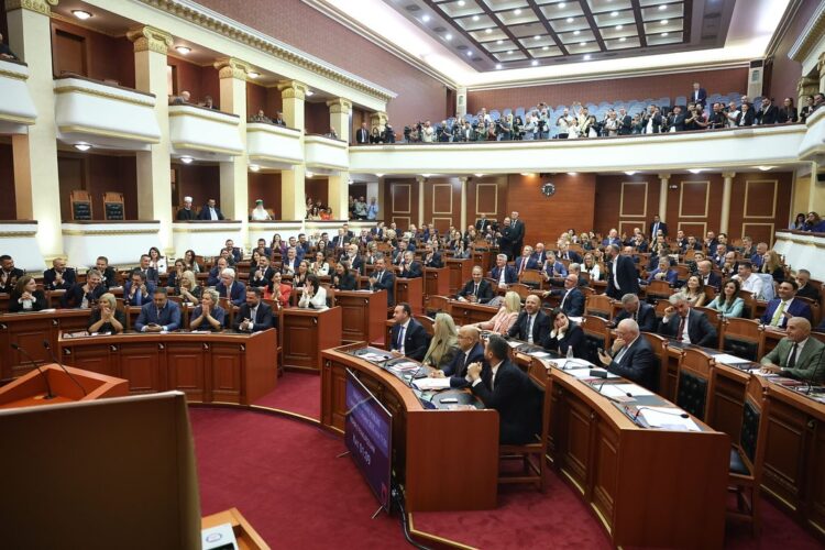 “Shumohet” opozita, me 50 deputetë, krijon tre grupe parlamentare. Legjislacion I ri e stil I vjeter për përvetësimin e fondeve