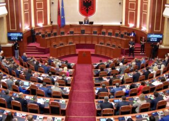 Peleshi sfidon PD-në me emërimet në komisione, opozita përgjigjet me kërkesë për shkarkim