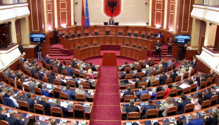 Peleshi sfidon PD-në me emërimet në komisione, opozita përgjigjet me kërkesë për shkarkim