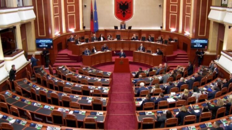 Opozita braktis seancën, Korreshi futet në sallë dhe habitet, Balla e ironizon: Nuk e di akoma ti?