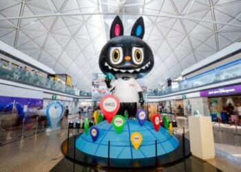 Labubu gjigante “pushton” aeroportin e Hong Kongut – nis udhëtimin global me buzëqeshje dhe aeroplan letre