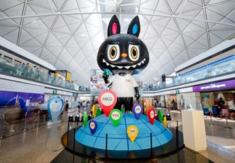 Labubu gjigante “pushton” aeroportin e Hong Kongut – nis udhëtimin global me buzëqeshje dhe aeroplan letre