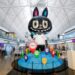 Labubu gjigante “pushton” aeroportin e Hong Kongut – nis udhëtimin global me buzëqeshje dhe aeroplan letre