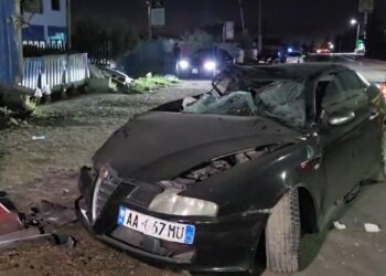 (Video) Aksident ne aksin Fier-Patos, makina godet nga pas kamionin e parkuar në rrugë, 2 të plagosur